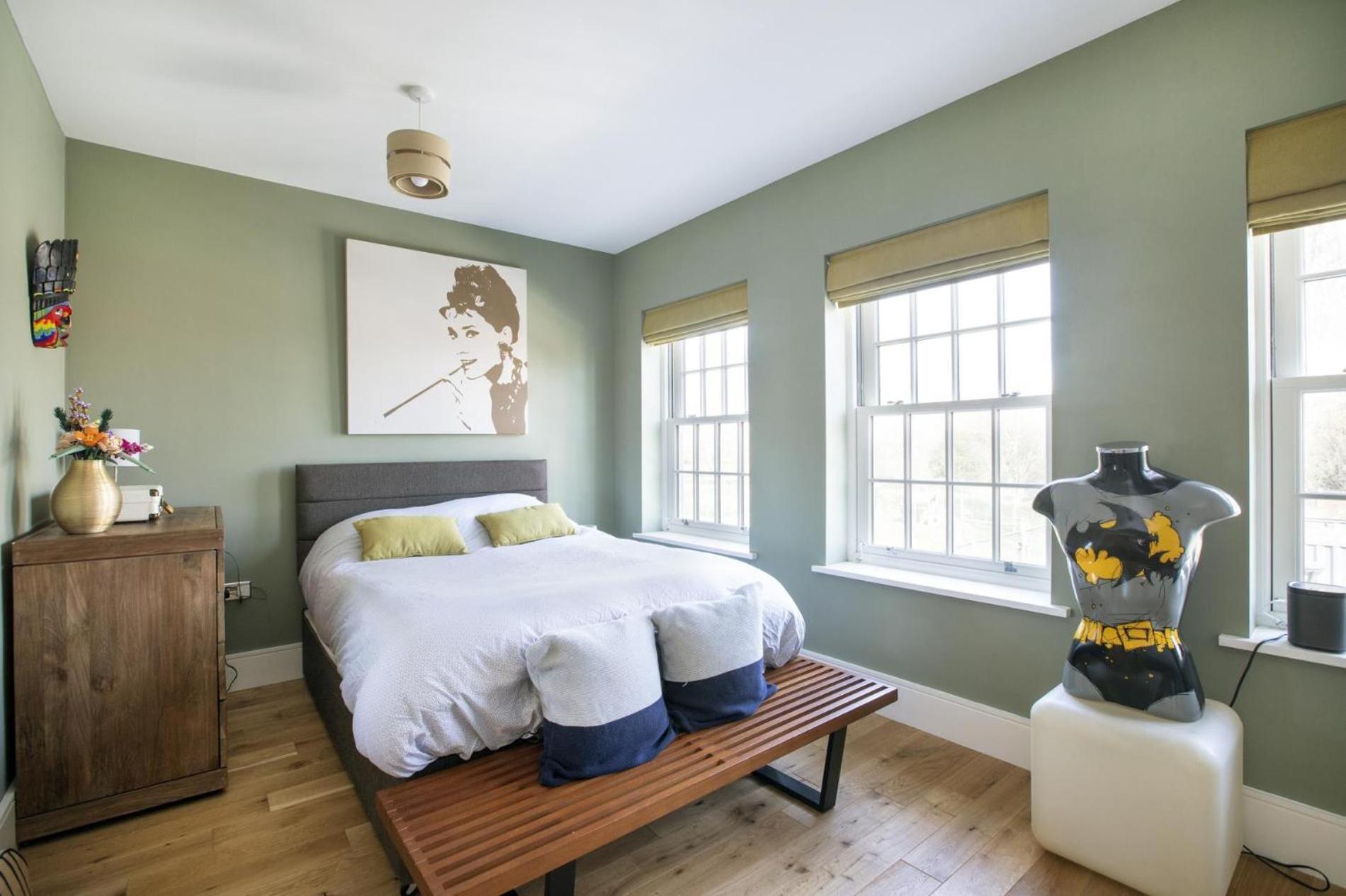 Needs Me 2 Bedroom Townhouse With Garden Apartment *